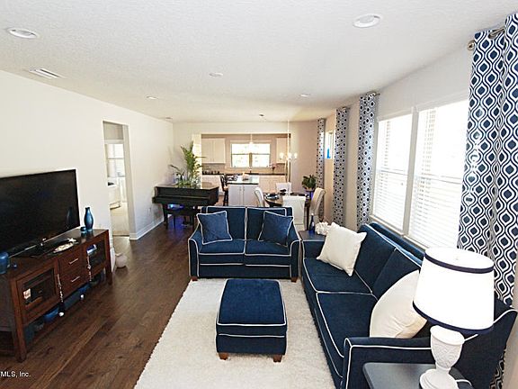 4th image of 83 Canopy Oak Ln