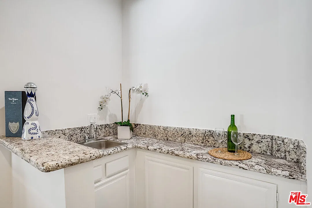 2 bed, 2.5 bath, 2000 sqft, $6,250 — Photo 4