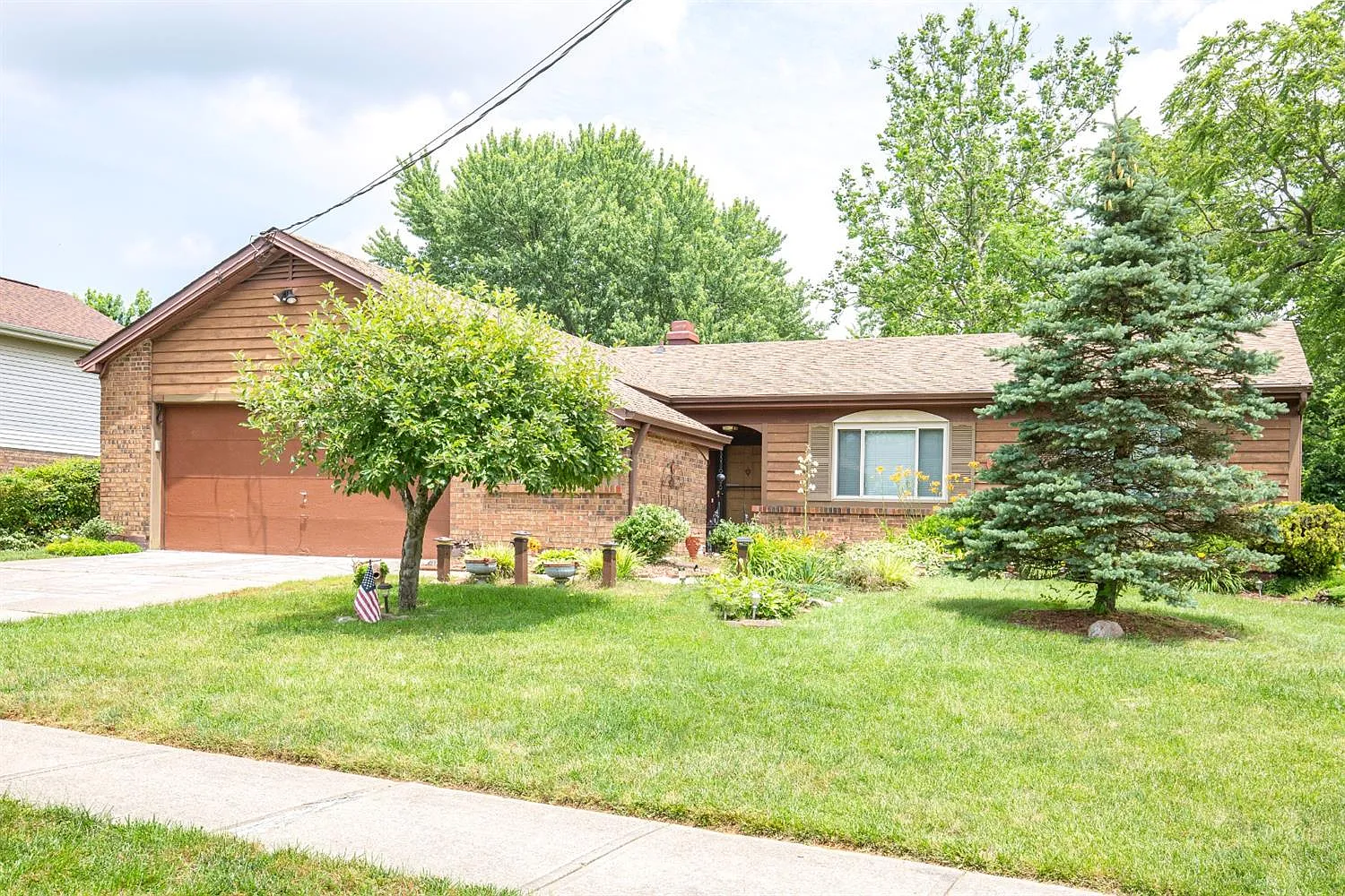 696 Woodgate Rd photo 1