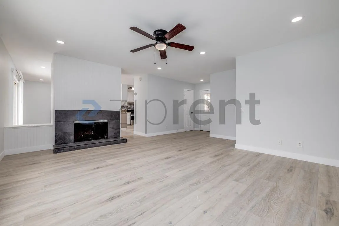 3 bed, 1402 sqft, $2,695 — Photo 1