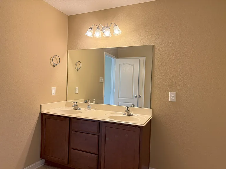 2914 Acorn Oaks Dr — Photo 16