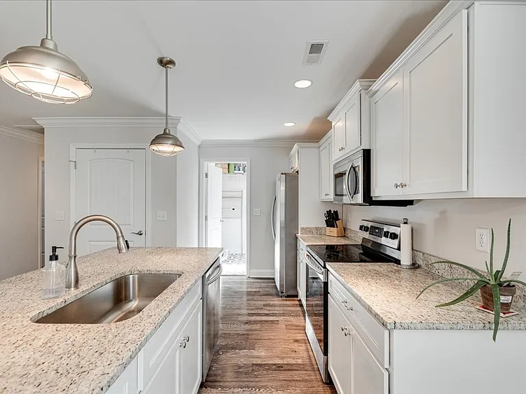 1109 Pond St SE — Photo 10