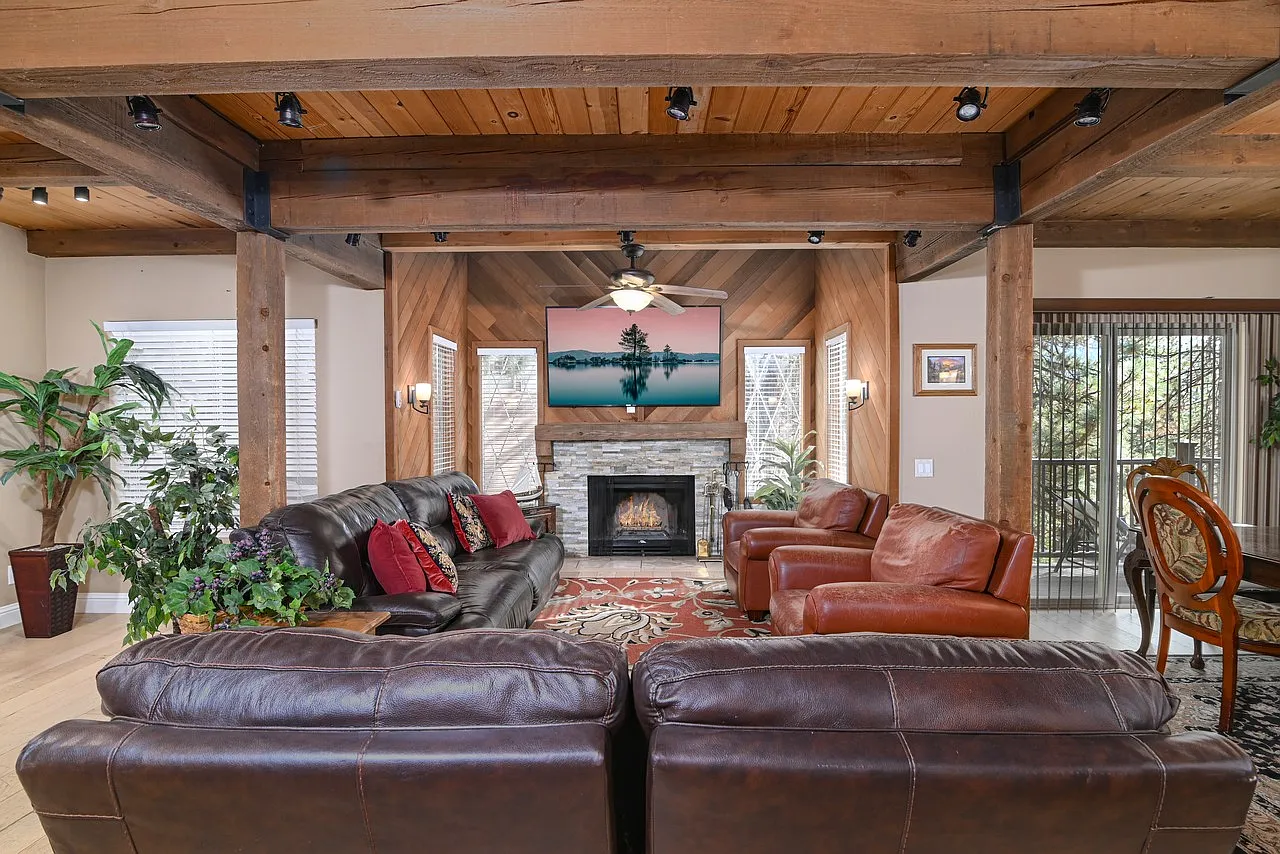 5 bed, 3850 sqft, $6,800 — Photo 1