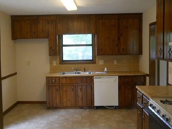 3rd image of 1200 Norfolk Dr NW