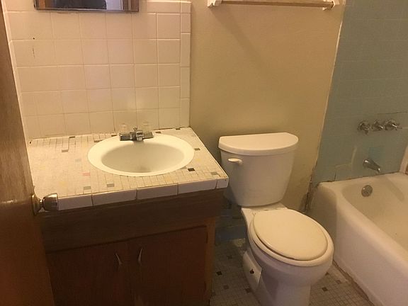 2nd image of 2528 W Wells St #206