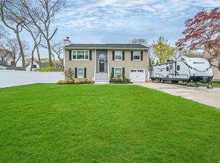 412 Mollie Blvd, Holbrook, NY 11741
