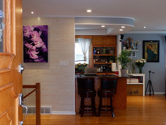 4th image of 2725 W Bryn Mawr Ave