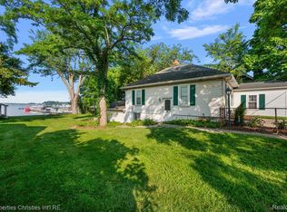 11346 E Shore Dr, Whitmore Lake, MI 48189