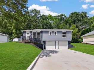 9310 NW 68th St, Parkville, MO 64152