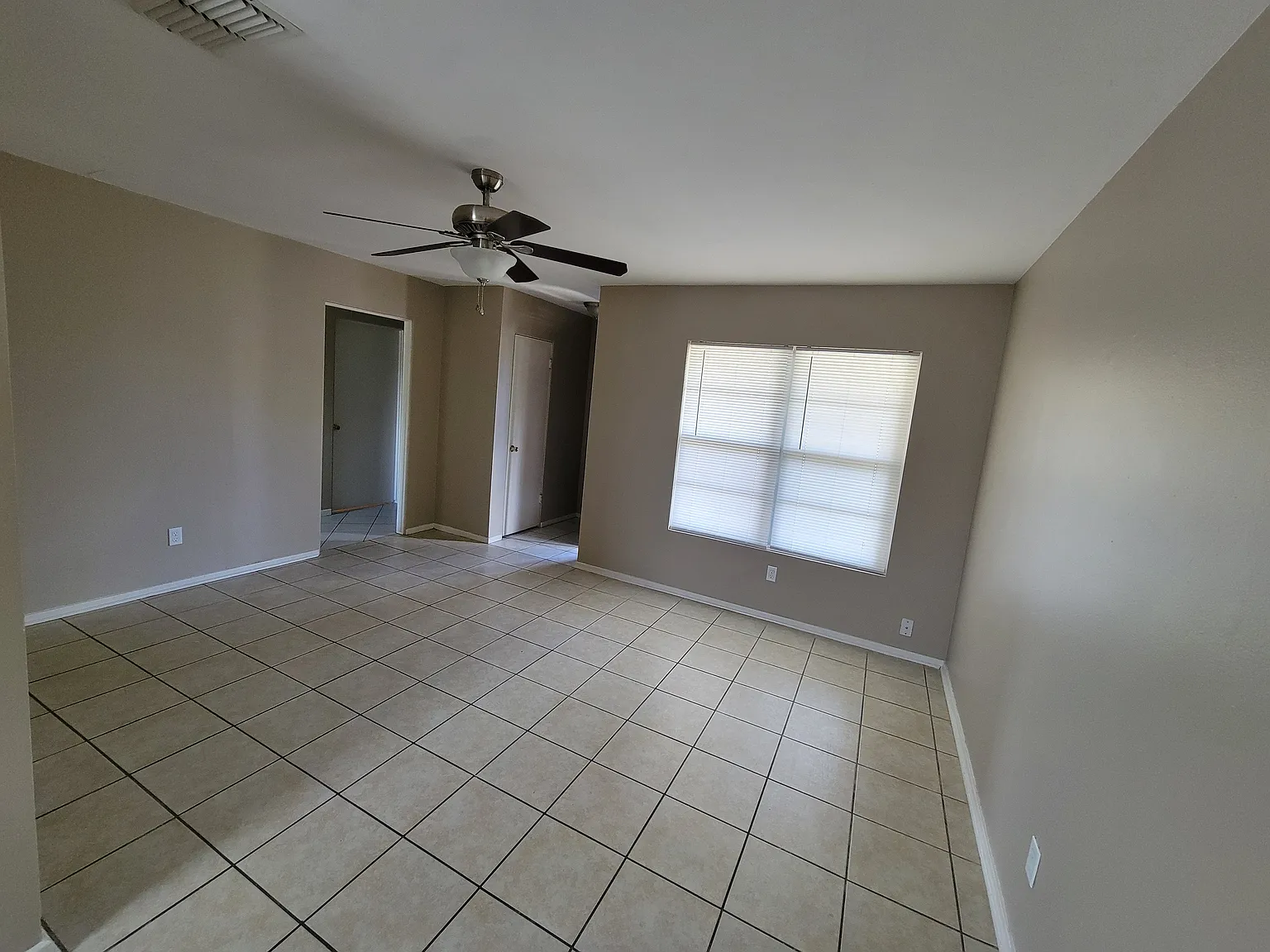 3 bed, 1104 sqft, $1,630 — Photo 4