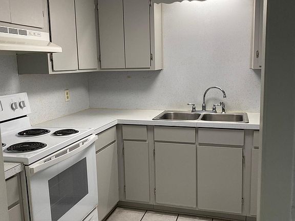 2nd image of 1025 SW McFarlane Ave #101