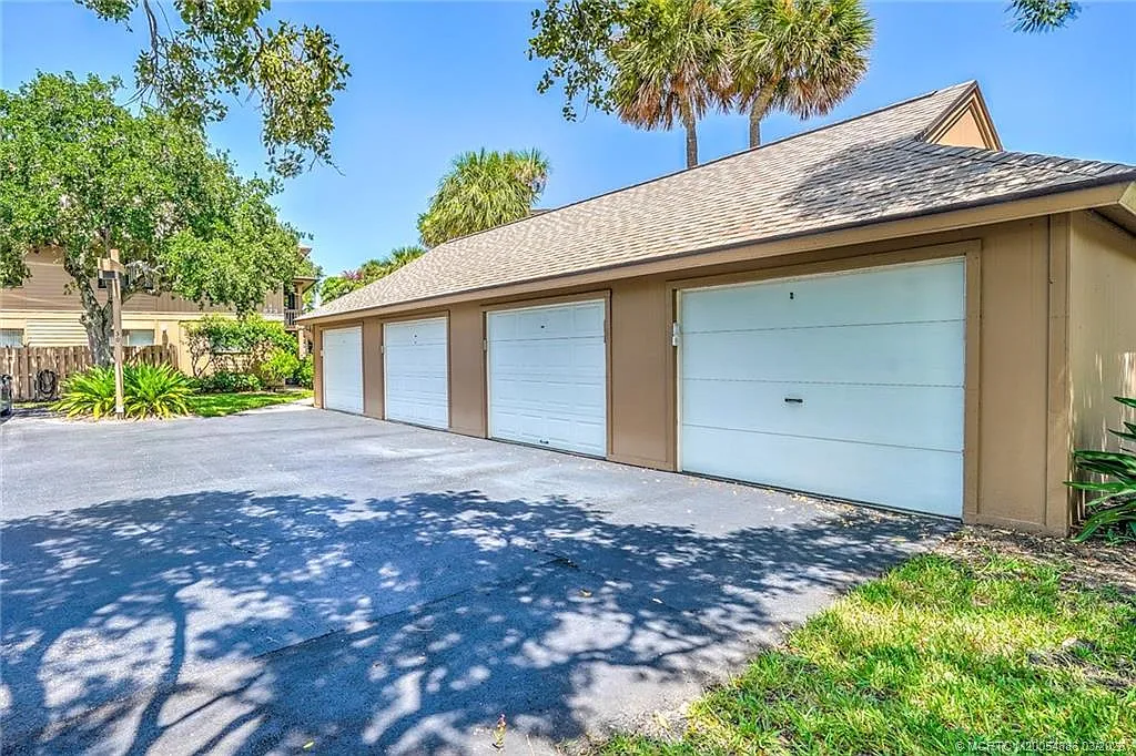 3 bed, 3.0 bath, 1437 sqft, $8,000 — Photo 2