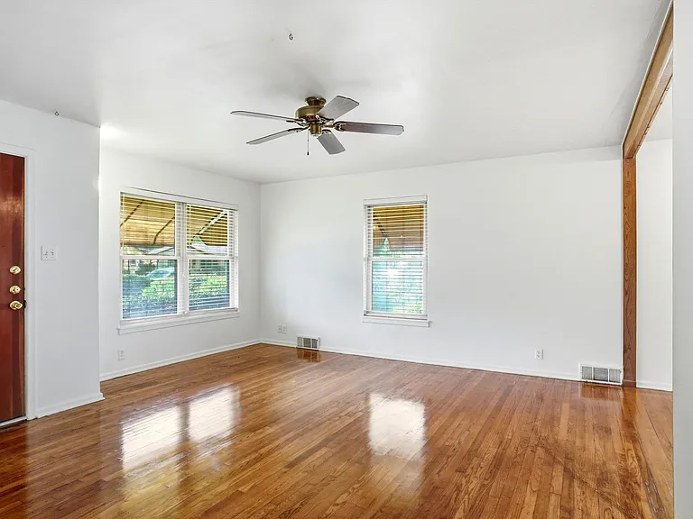 900 Emery St — Photo 6
