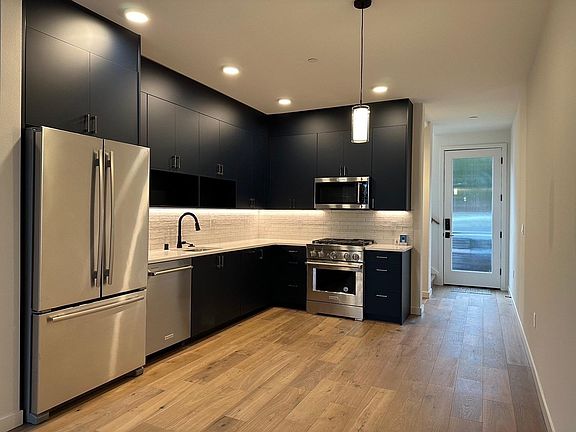 4th image of 2436 Dexter Ave N #6