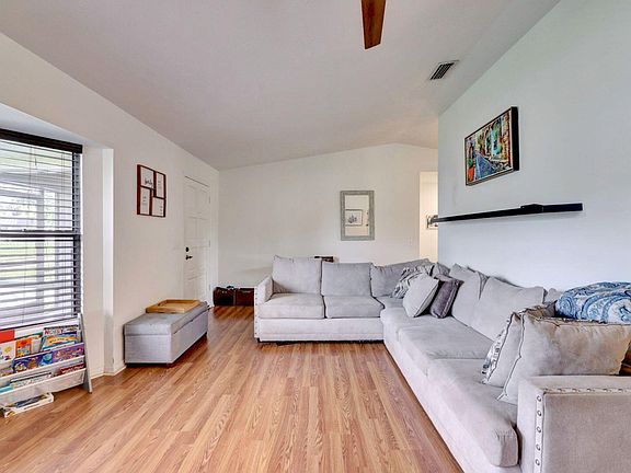 5th image of 814 SE Starflower Ave