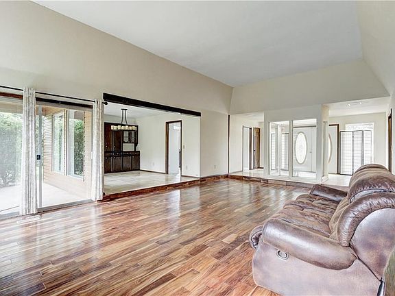 4th image of 11101 Folkstone Dr