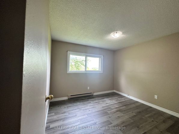 9 Lowndes Ave #1, Georgina, ON L4P 3K2