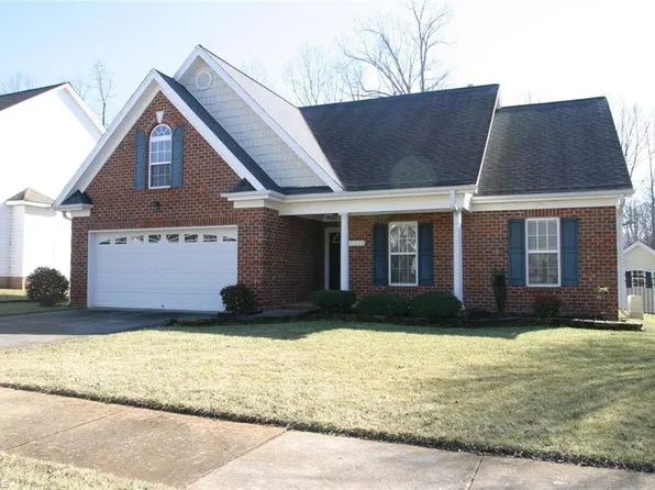 1492 Finwick Dr, Pfafftown, NC 27040