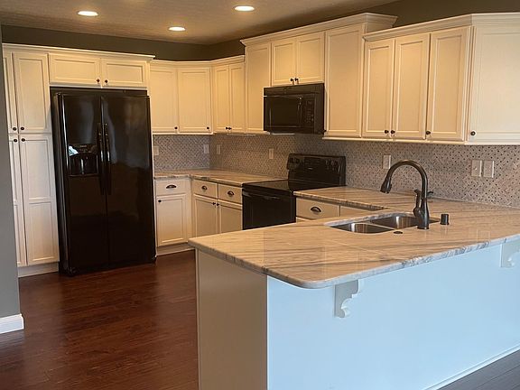 3rd image of 704 Pleasant Meadow Ln