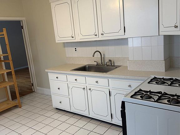 3rd image of 7 Chestnut St