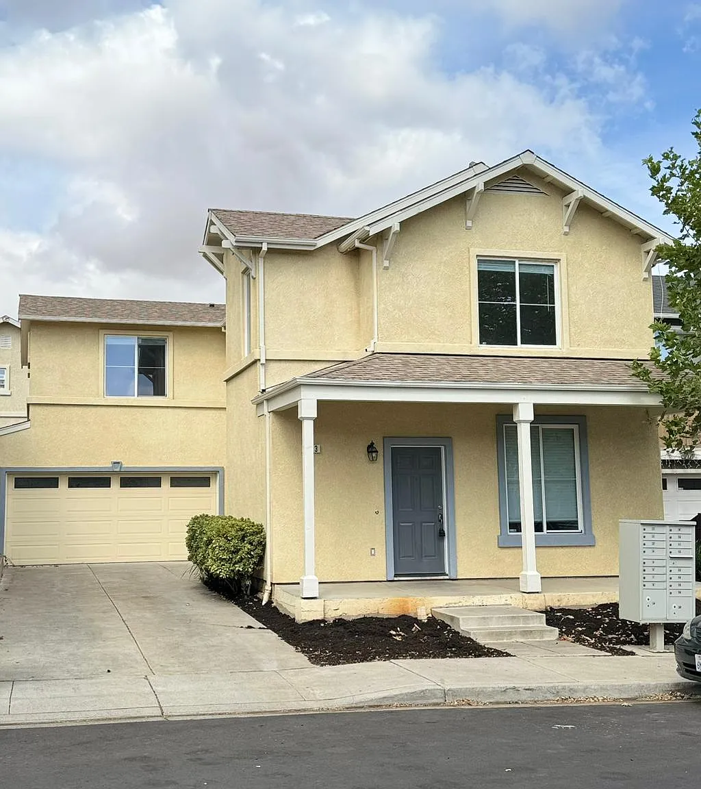4 bed, 2.5 bath, 2004 sqft, $3,500 — Photo 1