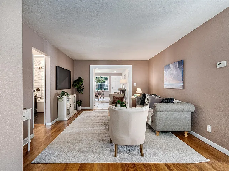 2030 W Lincoln Ave — Photo 4