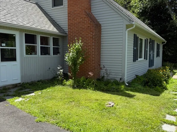 9 Applewood Ln, Amherst, MA 01002