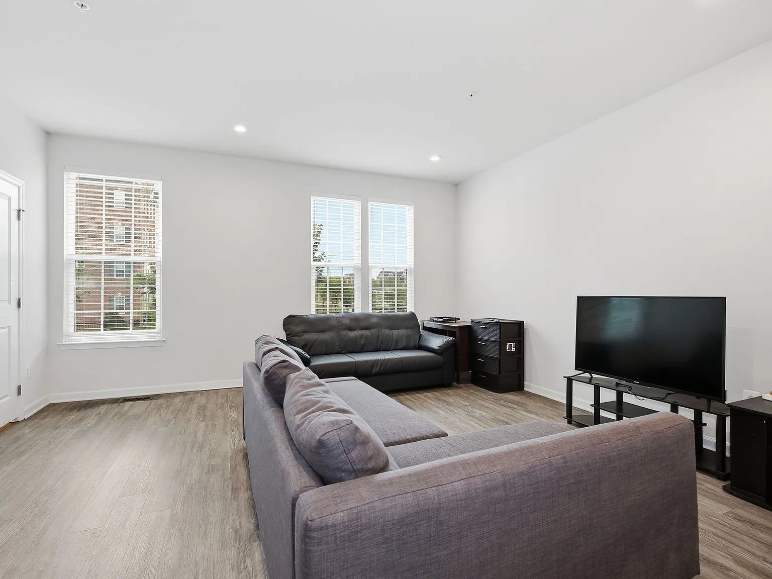 5 bed, 4.5 bath, 2520 sqft, $3,800 — Photo 3