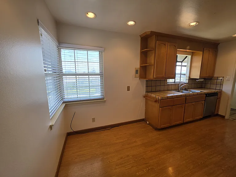 1744 Wesley Ave — Photo 10