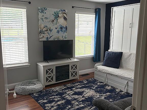 5th image of 303 Foothills Dr