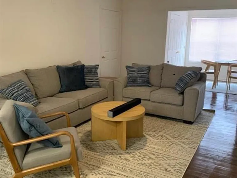 186 University Village Dr #D — Photo 2
