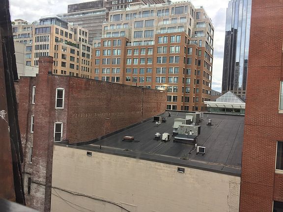 5th image of 262 Newbury St