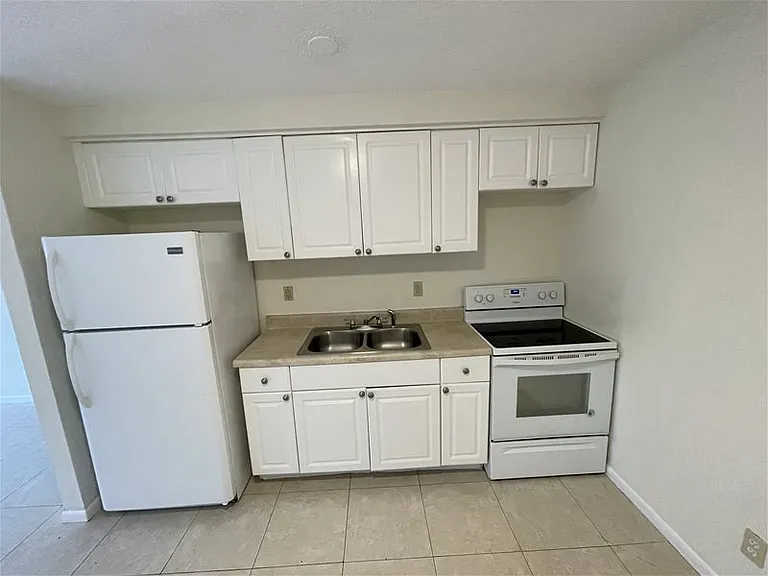 1148 W 28th St #2 — Photo 6