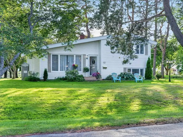 12 Roselle St, Sydney River, NS B1S 1G9