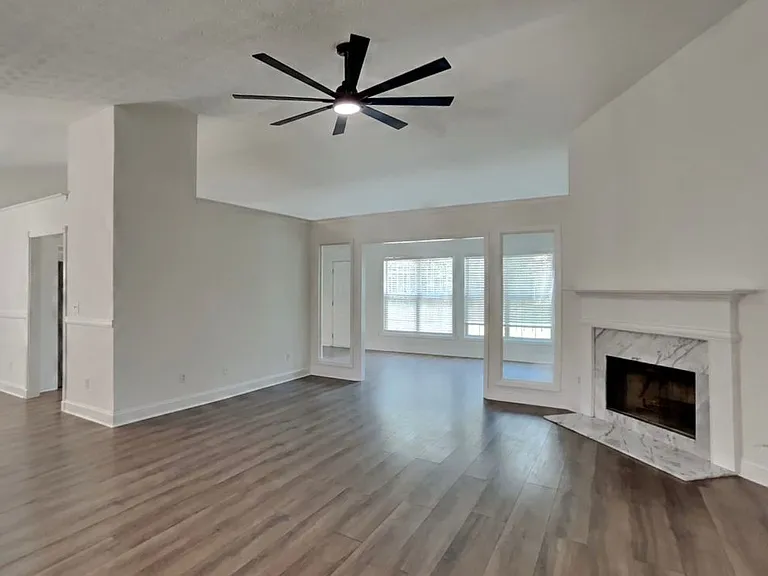 4000 Moore Creek Dr — Photo 3