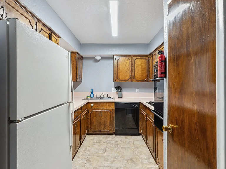Valleyglen Dr — Photo 3