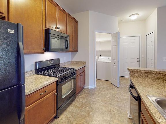 4th image of 1012 W Summerfield Gln