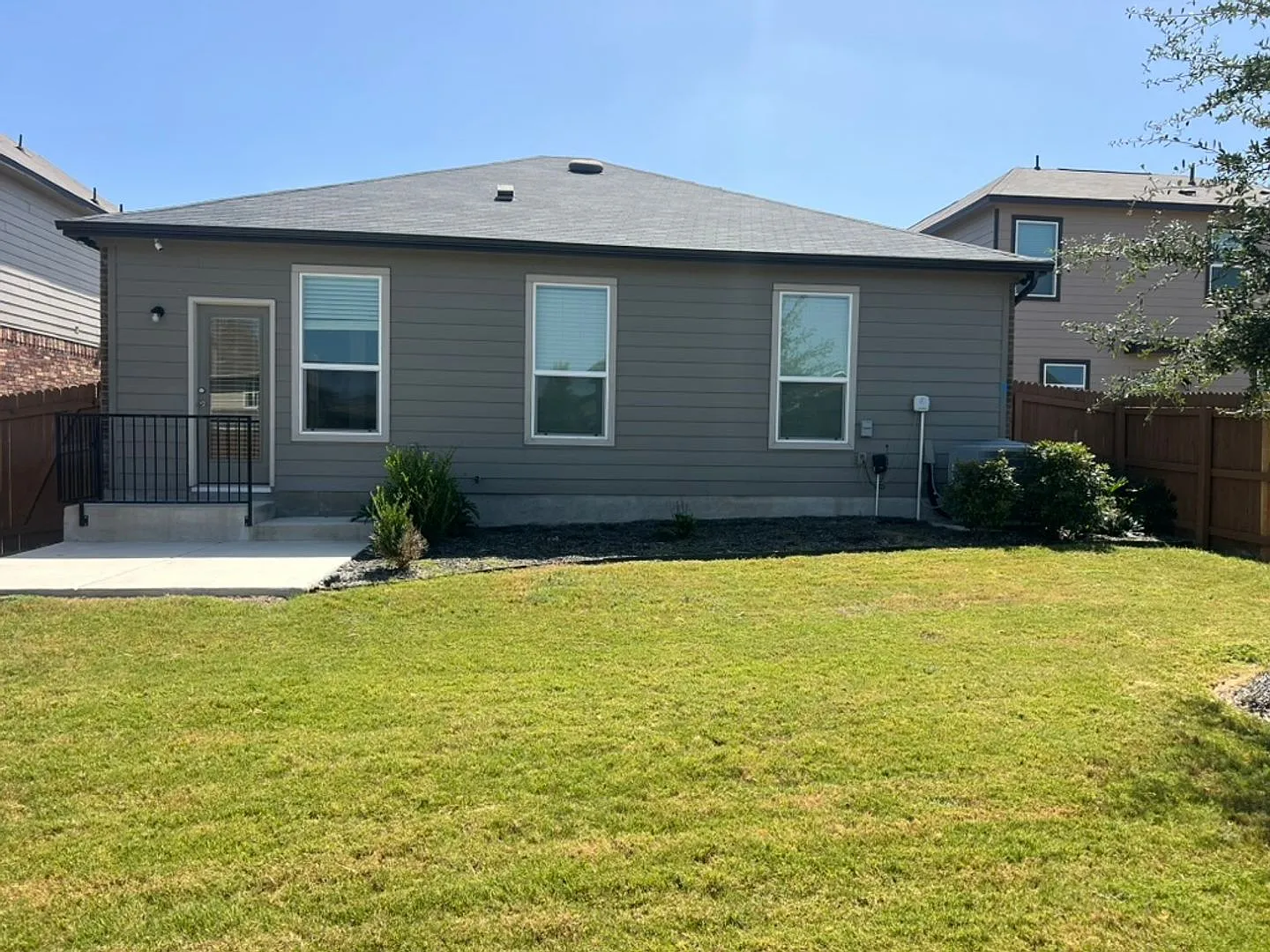 114 E Granite Shores Drive Boerne, TX 78006 — Photo 2
