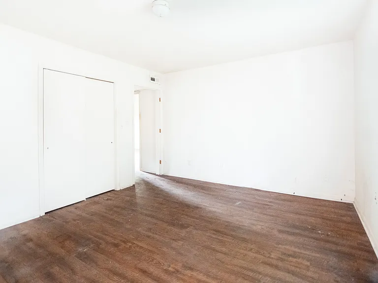 2323-2331 Riverside Dr — Photo 6