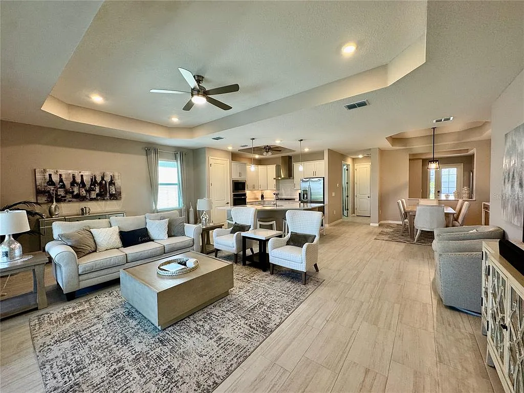 3 bed, 2.0 bath, 2246 sqft, $8,000 — Photo 2