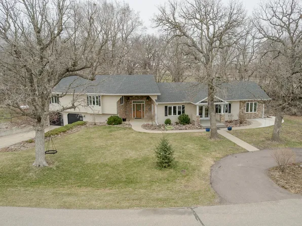 25990 Woodside Ct, Spirit Lake, IA 51360