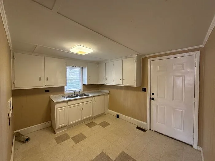3131 Seymour Dr — Photo 6