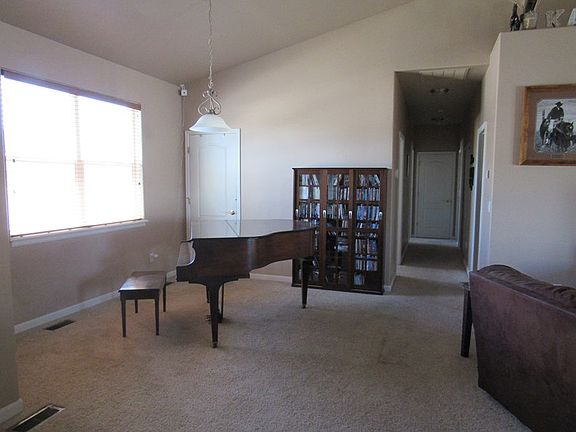 5th image of 548 Hoover Ct