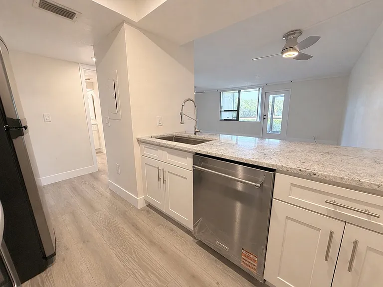 2618 Cove Cay Dr — Photo 6