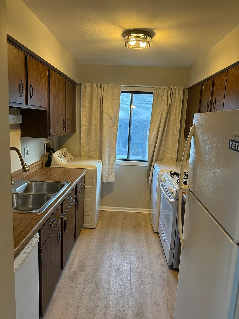 2 bed, 944 sqft, $1,900 — Photo 2