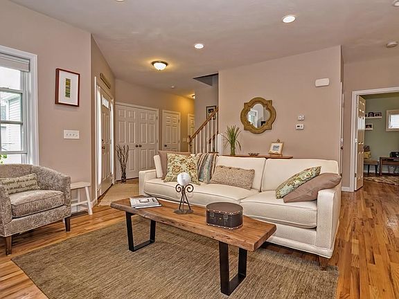 3rd image of 116 Winterberry Ln