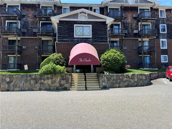 1190 Charles St APT 21, Lincoln, RI 02865