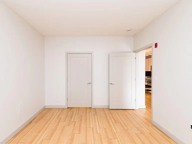West Square Apartments — Photo 123