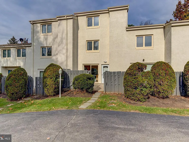 107 Montrose Ave — Photo 25
