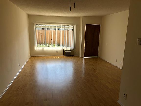 5th image of 417 N Los Robles Ave
